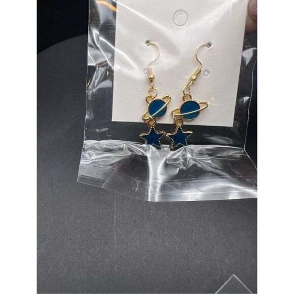 New! Mini Lot of Gold Tone Blue Space Astronaut Themed Fashion Earrings - Picture 4 of 6